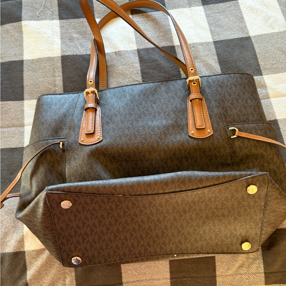 Michael Kors purse like new - Picture 8 of 9